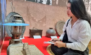 Nhiều bạn trẻ xúc động khi đến thăm Bảo tàng Mẹ Việt Nam Anh hùng, lắng nghe câu chuyện kỷ vật chiến tranh