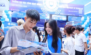Thí sinh tìm hiểu thông tin đăng kí nguyện vọng xét tuyển ÐH năm 2025. Ảnh: Nam Trần