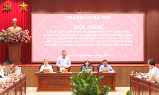 Thường trực Thành ủy Hà Nội chủ trì hội nghị lấy ý kiến góp ý vào dự thảo văn kiện trình Đại hội Đảng bộ thành phố Hà Nội lần thứ XVIII. Ảnh: Viết Thành