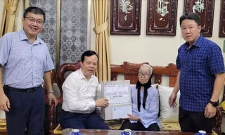 Lãnh đạo phường Văn Miếu - Quốc Tử Giám thăm, tặng quà gia đình có công