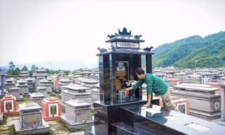 Võ Văn Siêu chăm sóc và dọn dẹp hàng nghìn phần mộ của những người đã khuất