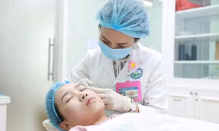 Nhiều người tiêu dùng gặp vấn đề sức khỏe do sử dụng mỹ phẩm giả. Ảnh: Bệnh viện Da liễu TPHCM