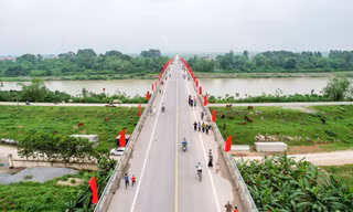 Cầu Xuân Cẩm bắc qua sông Cầu kết nối tỉnh Bắc Ninh với thành phố Hà Nội