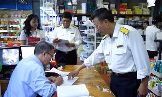 Cán bộ thuế hướng dẫn hộ kinh doanh cập nhật thông tin thuế (Ảnh minh họa)
