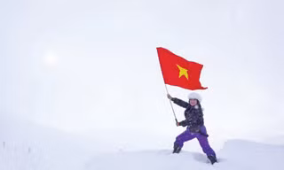 Chị Phạm Ngọc Phượng giương cao lá cờ Tổ quốc tại Bắc cực