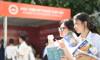 Thí sinh tìm hiểu thông tin tuyển sinh năm 2025 Ảnh: DƯƠNG TRIỀU