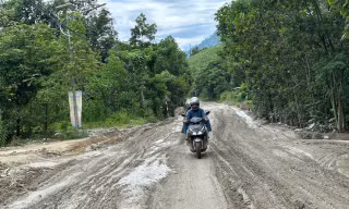 Bhling Ưi và “con ngựa sắt” vượt tuyến đường nhầy nhụa để đi làm. Đây cũng là nỗi ám ảnh của cán bộ xã Bến Giằng mỗi ngày khi đến nhiệm sở