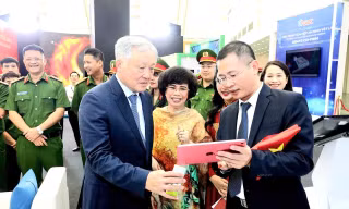 Phó Thủ tướng Thường trực Nguyễn Hòa Bình trải nghiệm công nghệ truy xuất nguồn gốc sản phẩm sữa tươi TH true MILK Ảnh: Báo Chính phủ