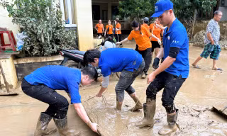 Hàng nghìn tình nguyện viên ở Đà Nẵng ra quân cùng người dân “đuổi” bùn nonẢnh: Giang Thanh
