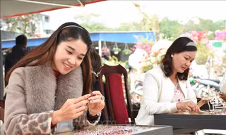 Ở trung tâm huyện Lục Yên, tỉnh Yên Bái cũ (nay là tỉnh Lào Cai) có một phiên chợ độc nhất vô nhị - bán mặt hàng duy nhất là đá quý (ảnh nhỏ: ruby Lục Yên) Ảnh: TTXVN 
