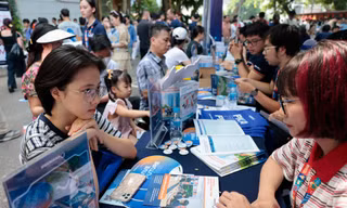 Thí sinh tìm hiểu thông tin tuyển sinh đại học năm 2025 Ảnh: NHƯ Ý