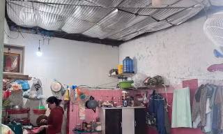 Phòng trọ quá nóng, người thuê tự lót thêm lớp giấy bạc trên trần nhà nhưng vẫn chẳng đỡ hơn là bao
