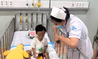 Bé K. bị mẹ ruột và người tình bạo hành được chăm sóc tại Bệnh viện Nhi đồng 1 TPHCM 