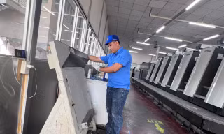 Chợ công nhân đông khách vì hàng hóa giá rẻ