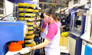 Sản xuất tại Công ty Cổ phần công nghiệp Đông Hưng - TPHCM. Ảnh: Hương Chi
