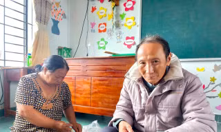 Người dân xã Hòa Thịnh vận chuyển quan tài bằng ghe nhỏ. Ảnh: Tiền Lê