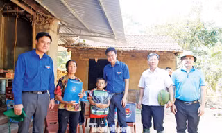 Ủy viên Trung ương Đảng, Bí thư thứ nhất Trung ương Đoàn Bùi Quang Huy thăm hỏi, trao quà động viên bà Sầm Thị Miên và cháu nội Ảnh: Nguyễn Thắng