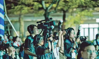 Sinh viên báo chí CLB UED Media của Trường ĐH Sư phạm – ĐH Đà Nẵng tác nghiệp tại Lễ kỷ niệm 50 năm thành lập trường Ảnh: UED Media 