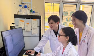 TS Mai Ngọc Xuân Đạt trao đổi kết quả thí nghiệm với sinh viên tại Viện Công nghệ Vật liệu tiên tiến - Đại học Quốc gia Thành phố Hồ Chí Minh