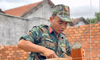 Bộ đội xây nhà giúp dân ở Lâm Đồng Ảnh: T.L