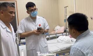 Bác sĩ Nguyên (bên trái) trao đổi với nam thanh niên bị suy thận vì hút thuốc lá điện tử
