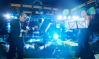 NSƯT Tăng Thành Nam và nghệ sĩ người Nga Serafima Parriss kết hợp biểu diễn violin bằng sứ