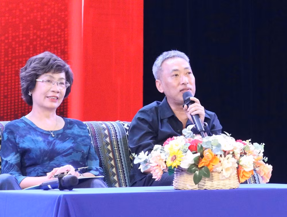 Đạo diễn Nguyễn Quang Dũng (phải) nhận định con người đóng vai trò trung tâm trong chiến lược phát triển công nghiệp văn hóa.