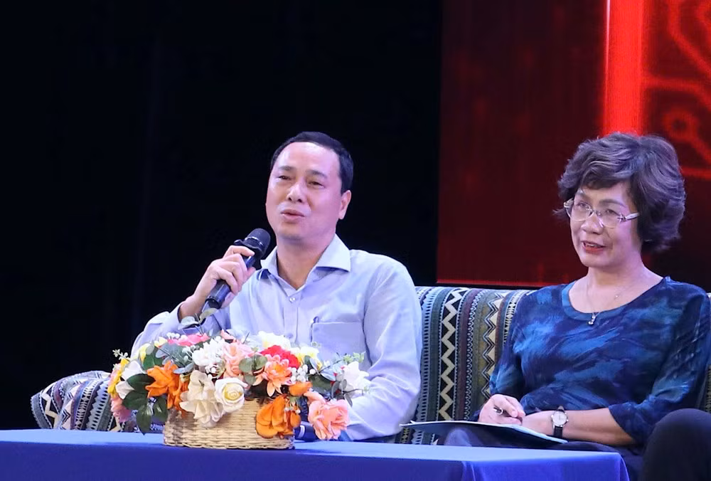 Tiến sĩ Phạm Huy Quang - Quyền Hiệu trưởng Trường Đại học Sân khấu - Điện ảnh TPHCM (trái) - trình bày tại phiên tọa đàm.