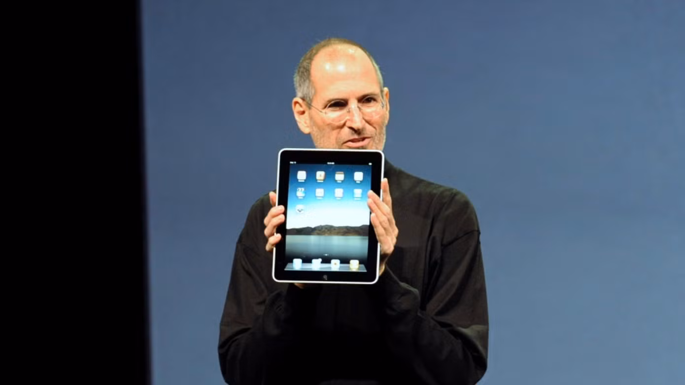steve-with-ipad-001-1718838599277-17188385994851726803123-1718854582372-17188545826421697348758.jpg