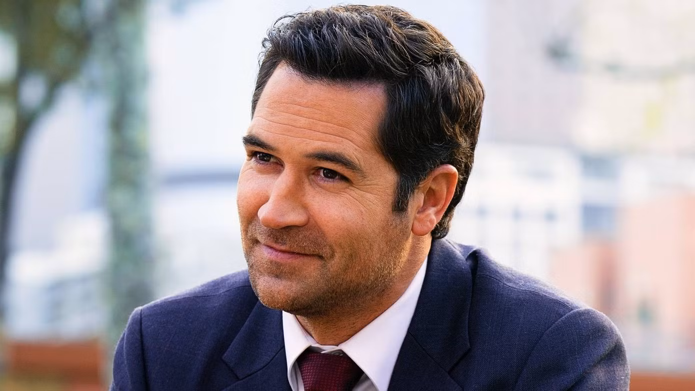 manuel-garcia-rulfo-as-mickey-haller-soft-smiling-at-someone-off-screen-in-the-lincoln-lawyer.jpg
