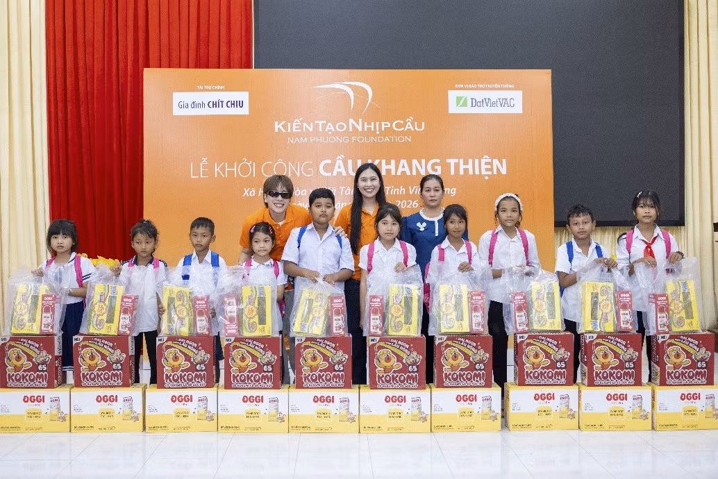 Anh Trai Nicky, chị Đinh Thị Nam Phương - Nhà sáng lập Quỹ Nam Phương và Bà Nguyễn Thị Tuấn Thanh - Phó Chủ tịch Ủy ban MTTQ Việt Nam tỉnh Vĩnh Long - trao tặng quà cho các em học sinh.