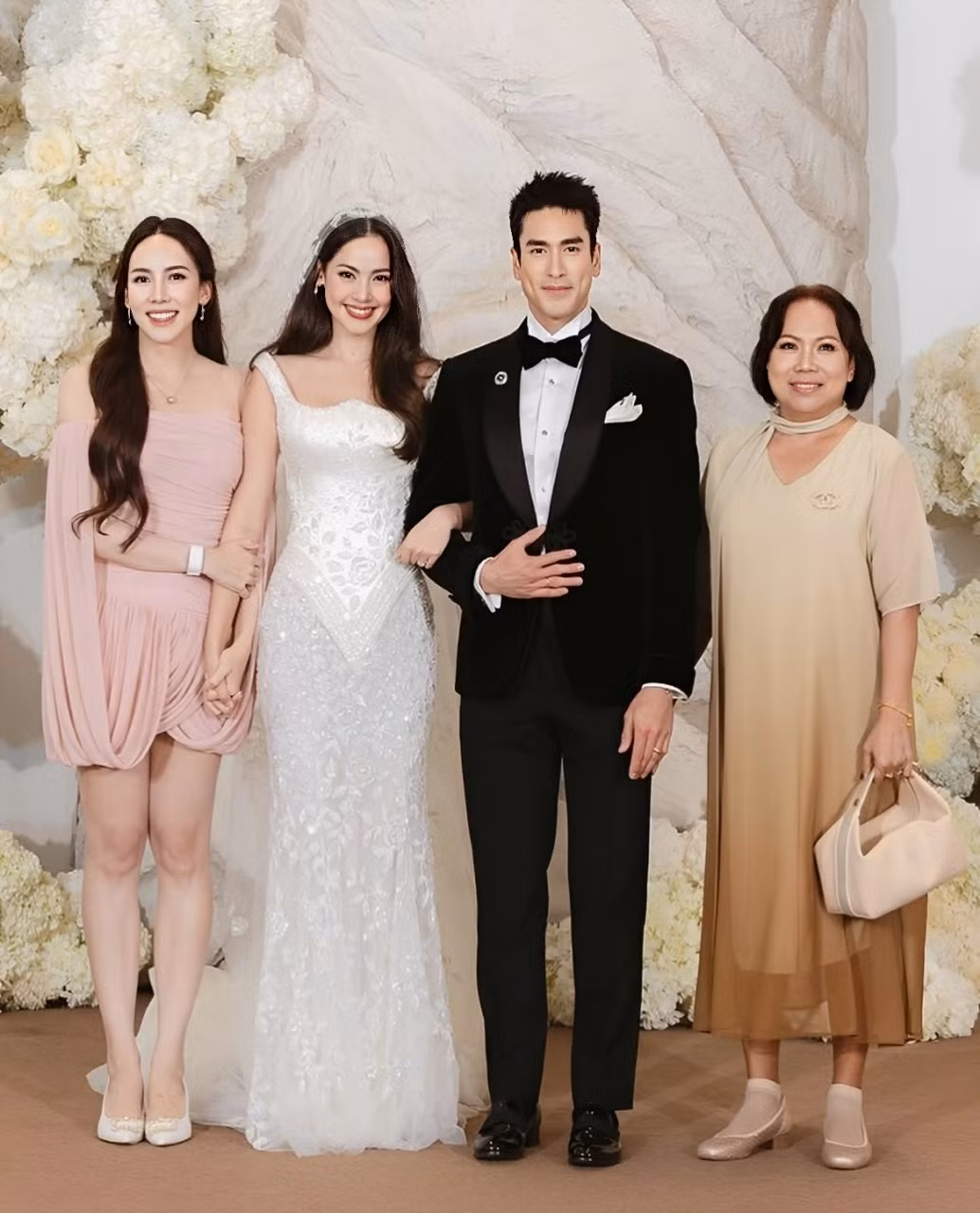 dam-cuoi-nadech-yayaso-incredibly-happy-to-see-one-of-the-sweetest-people-i-know-urassayas-marry-her-perfect-match-1784415190-1784415219-1.jpg