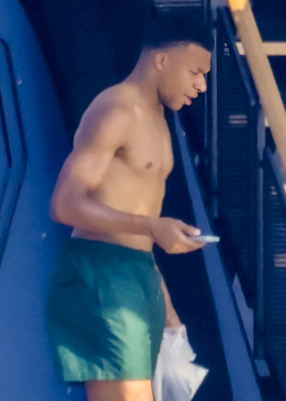 kylian-mbappe-ester-exposito-yacht-21-1.jpg