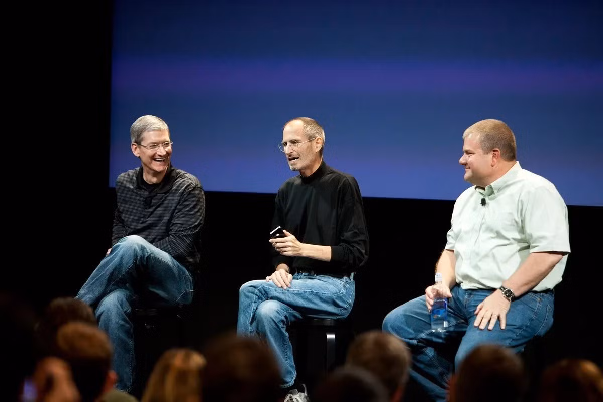 sau-khi-steve-jobs-qua-doi-tai-sao-tim-cook-luon-co-giu-chan-2-1725597364-279-width1200height800.jpg