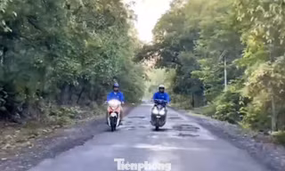 Tình nguyện viên băng rừng, vượt hàng chục cây số chở thí sinh đi thi