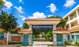 Cả trường bị hạ thi đua, cắt khen thưởng nhưng 'không biết sai ở đâu'