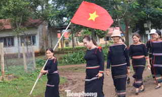 Bà con Đắk Lắk xúc động xem Lễ diễu binh, diễu hành