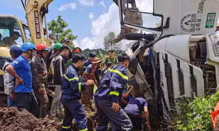 Phá cửa, cứu người mắc kẹt trong ca bin xe chở bê tông bị lật