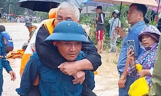 Dầm mưa cứu dân trong dòng lũ dữ ở Đắk Lắk