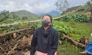 Nhà đổ sập vì sạt lở, người phụ nữ ở Đắk Lắk òa khóc bất lực