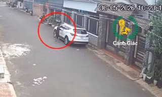 Thót tim clip bé trai 12 tuổi lái ô tô qua nhiều hẻm ở Đắk Lắk, va quẹt taxi