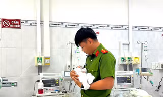 Bé gái sơ sinh bị bỏ rơi trong vườn với nhiều vết xước trên mặt 