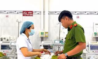 Bé gái sơ sinh bị vùi trong cát đã bú được sữa