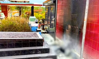 Đi thăm mộ, phát hiện thi thể bị cháy chỉ còn cẳng chân
