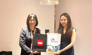 Phó Chủ tịch tỉnh giới thiệu cảnh đẹp của Gia Lai với phóng viên CNN