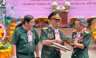 Nước mắt trong lễ tri ân Anh hùng liệt sĩ tại Nghĩa trang Đức Cơ