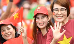 Dòng người áo cờ đỏ sao vàng tấp nập đổ về Quảng trường Ba Đình chờ sơ duyệt diễu binh