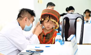 Hơn 1.000 học sinh vùng khó được khám sức khỏe, nhận quà yêu thương dịp tựu trường