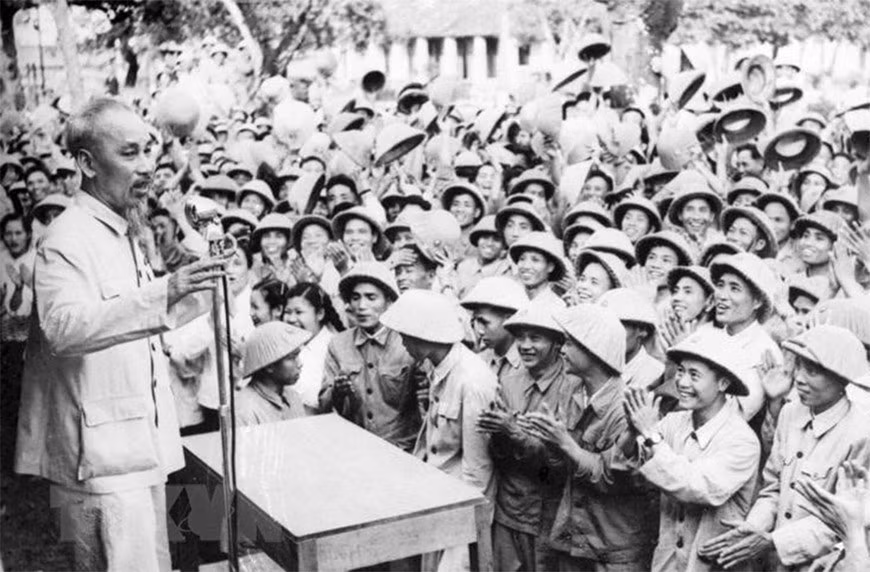 chu-tich-ho-chi-minh-den-tham-mot-don-vi-bo-doi-o-nam-dinh-nam-1957.jpg