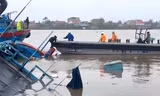 Tàu chở 9 thuyền viên bị lật chìm ở Quảng Ninh